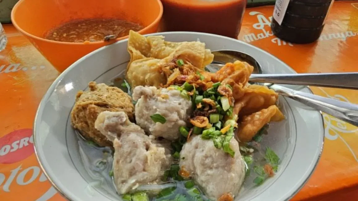 Bakso Malang dengan mie, tahu, dan siomay di mangkuk