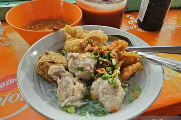 Bakso Malang terkenal dengan kuah gurih, mie, tahu, siomay, dan bakso yang berpadu sempurna.
