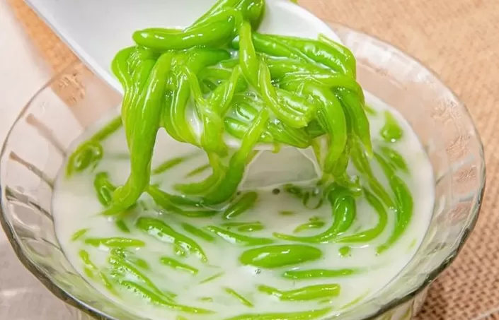 Es Cendol jelly hijau dengan kuah santan gurih khas Indonesia