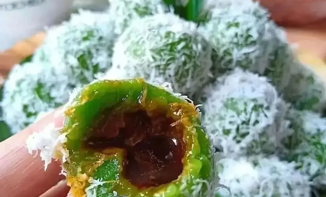 Klepon jajanan pasar tradisional Indonesia isi gula merah cair dengan taburan kelapa parut