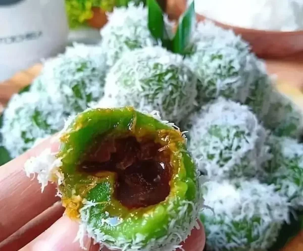 Klepon: Jajanan Pasar Manis dengan Kejutan Gula Merah di Dalamnya