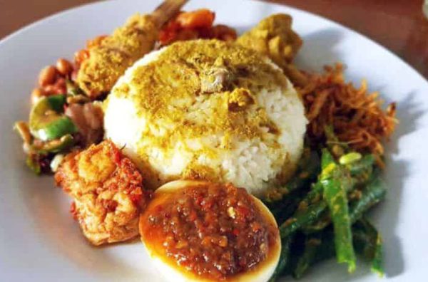 Nasi Campur Jawa Bali Hangatkan Suasana Kemerdekaan RI ke-80 Surabaya